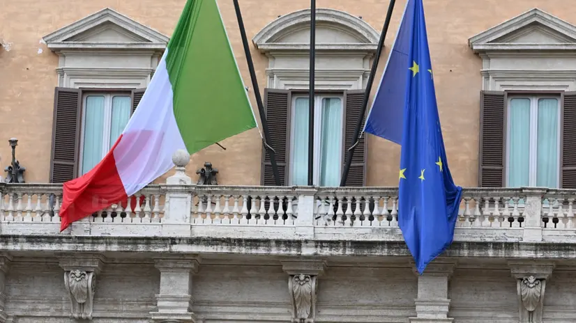 Palazzo Chigi osserva il lutto nazionale, con le bandiere a mezz'asta, per la tragica scomparsa dei tre carabinieri caduti nell'esplosione avvenuta a Castel d'Azzano, in provincia di Verona, durante un'operazione di servizio. Roma, 17 ottobre 2025. ANSA/MAURIZIO BRAMBATTI