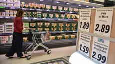 Una donna al supermercato per fare la spesa - © www.giornaledibrescia.it
