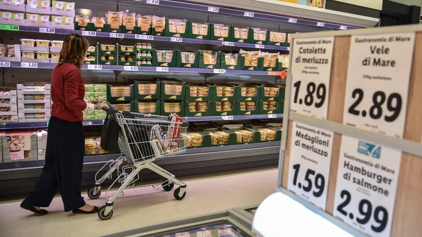 Una donna al supermercato per fare la spesa - © www.giornaledibrescia.it