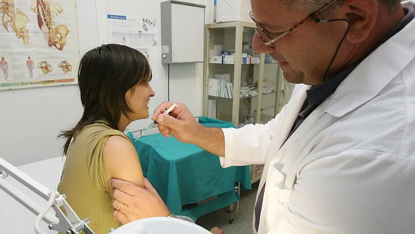 Un medico vaccina una donna - Foto Ansa © www.giornaledibrescia.it