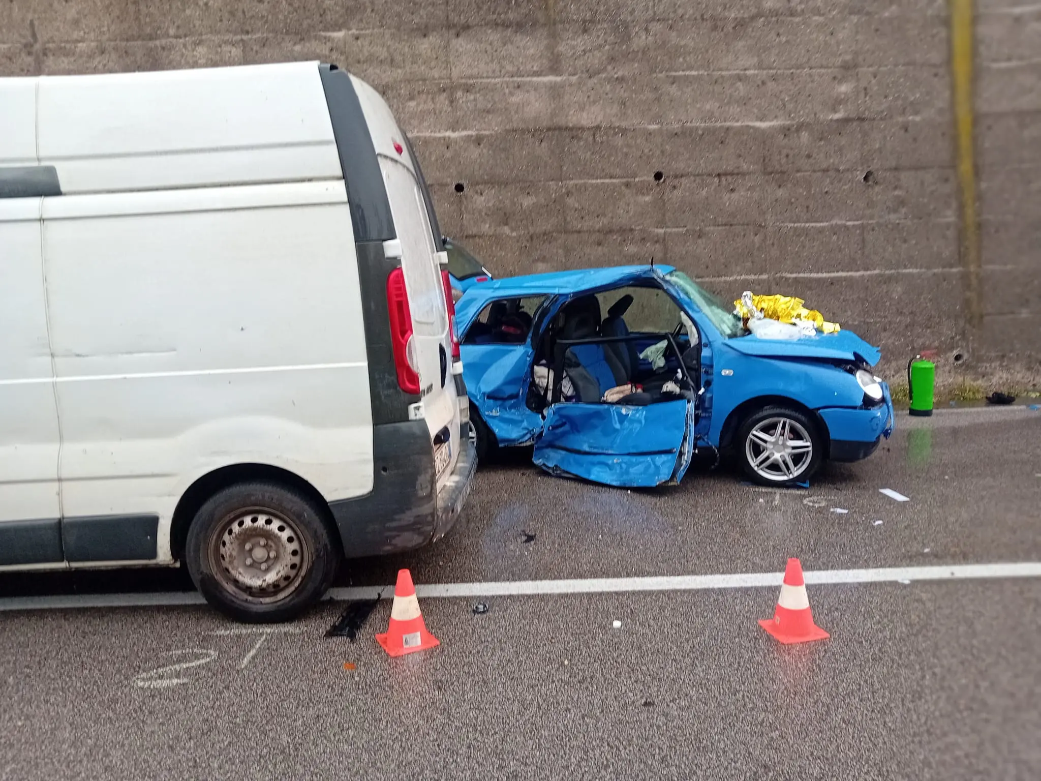 Una delle macchine coinvolte nell'incidente ad Anfo