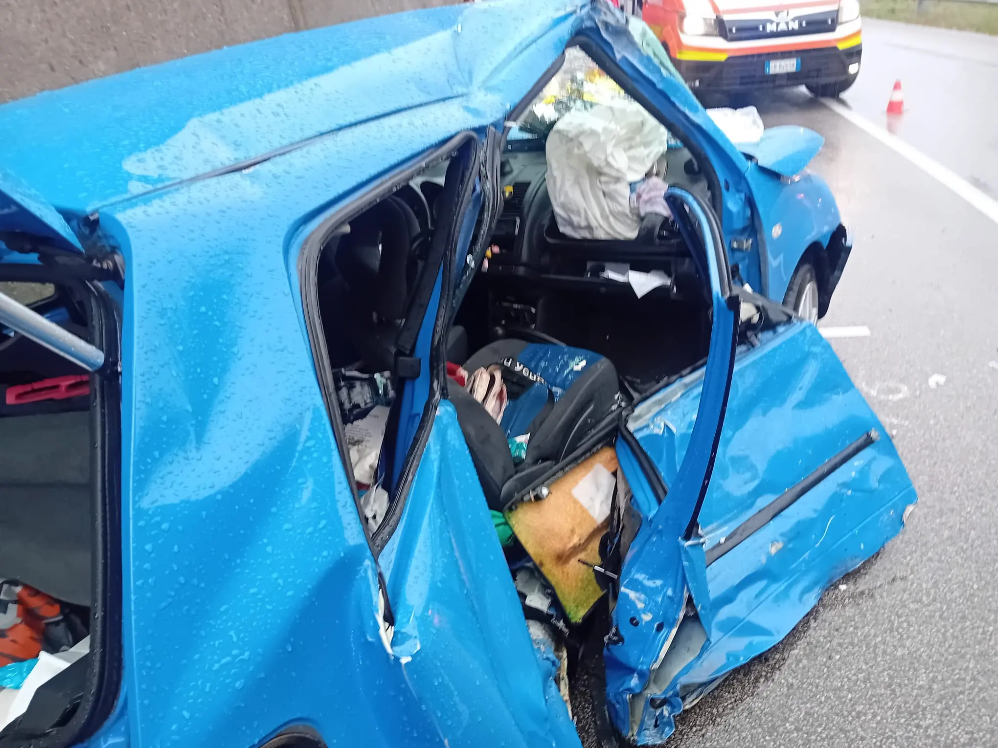 Una delle macchine coinvolte nell'incidente ad Anfo