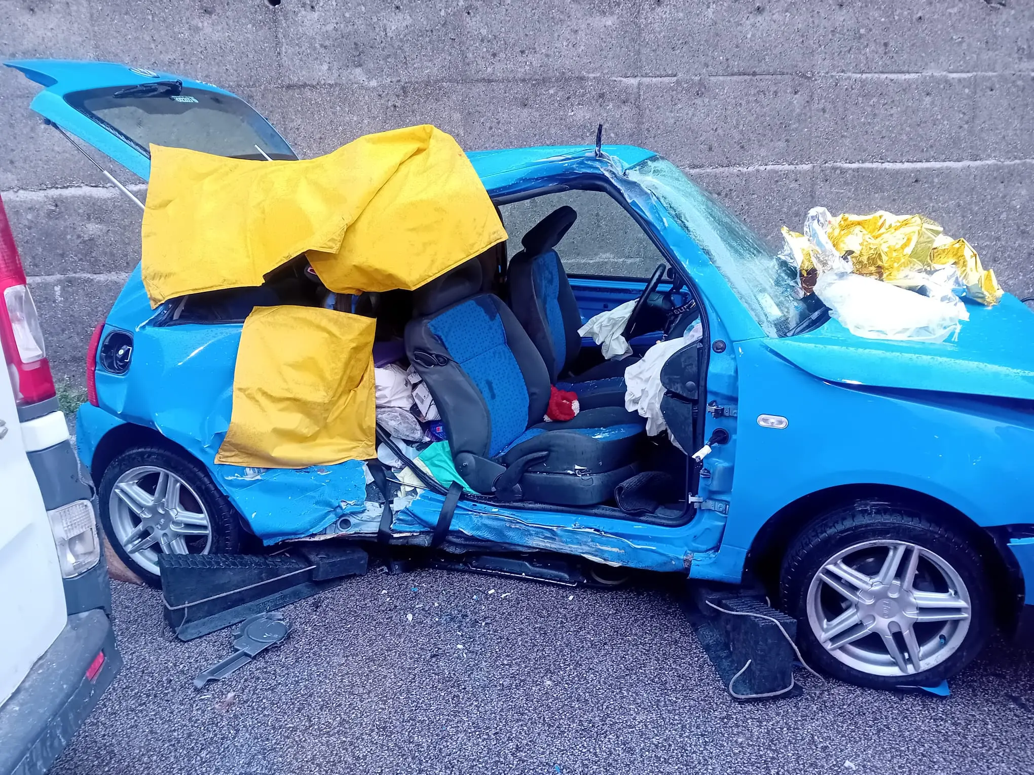 Una delle macchine coinvolte nell'incidente ad Anfo