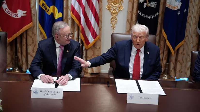 epa12468007 US President Donald Trump (R) and Australian Prime Minister Anthony Albanese (L) during their meeting in the Cabinet Room at the White House in Washington, DC, USA, 20 October 2025. EPA/YURI GRIPAS / POOL