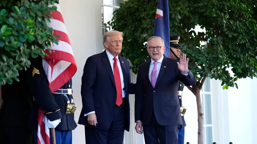 epa12467840 US President Donald Trump (L) welcomes Australian Prime Minister Anthony Albanese (R) to the White House in Washington, DC, USA, 20 October 2025. EPA/YURI GRIPAS / POOL