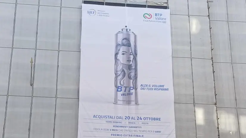 La locandina del Btp Valore sulla facciata del Mef - Foto Ansa © www.giornaledibrescia.it