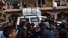epa12460746 Red Cross workers arrive at the site where members of the Al-Qassam Brigades, the military wing of the Hamas movement, are searching for the bodies of Israeli hostages in an area in Hamad City, Khan Younis, in the southern Gaza Strip, 17 October 2025. EPA/HAITHAM IMAD