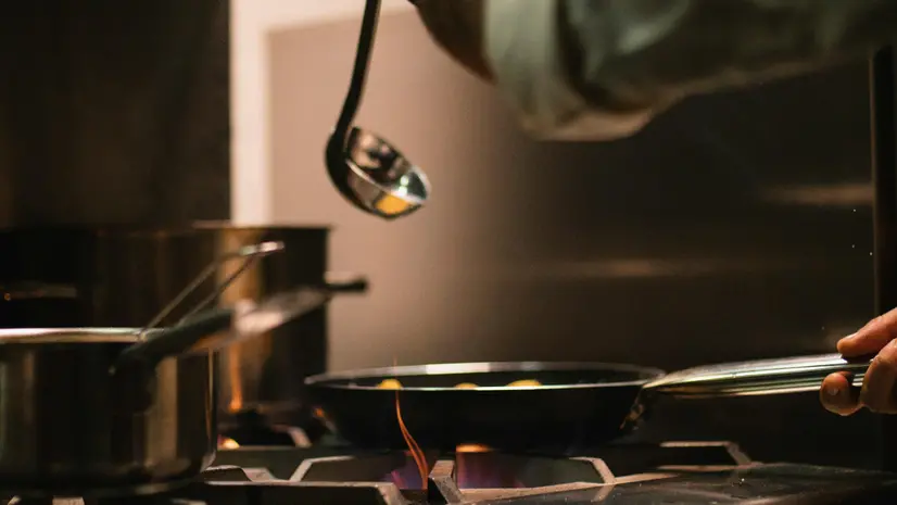 Uno chef in cucina