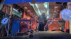 Il pullman preso a sassate - Foto Ansa © www.giornaledibrescia.it