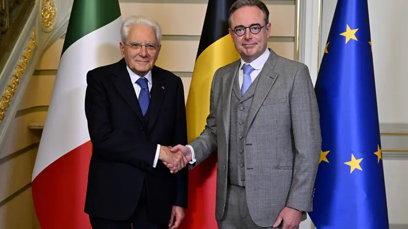 epa12468273 Belgian Prime Minister Bart De Wever (R) welcomes Italy's President Sergio Mattarella (L) prior to their meeting at the Prime Minister's residence in Brussels, Belgium, 20 October 2025. EPA/ERIC LALMAND / POOL