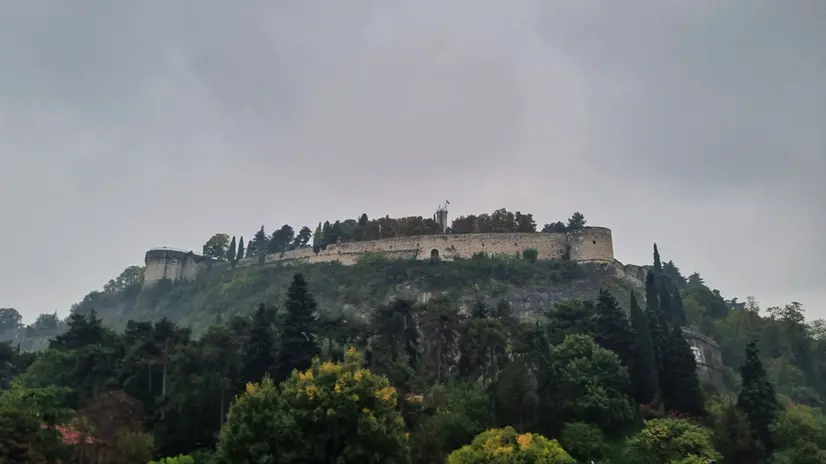 Il colle Cidneo nella sua cornice autunnale - © www.giornaledibrescia.it