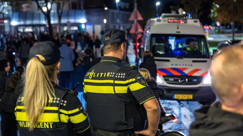 epa12454121 Dutch police officers stand guard at the Amstelplein central square during a demonstration against a planned asylum seeker center in Uithoorn, the Netherlands, 14 October 2025. EPA/LAURENS NIEZEN