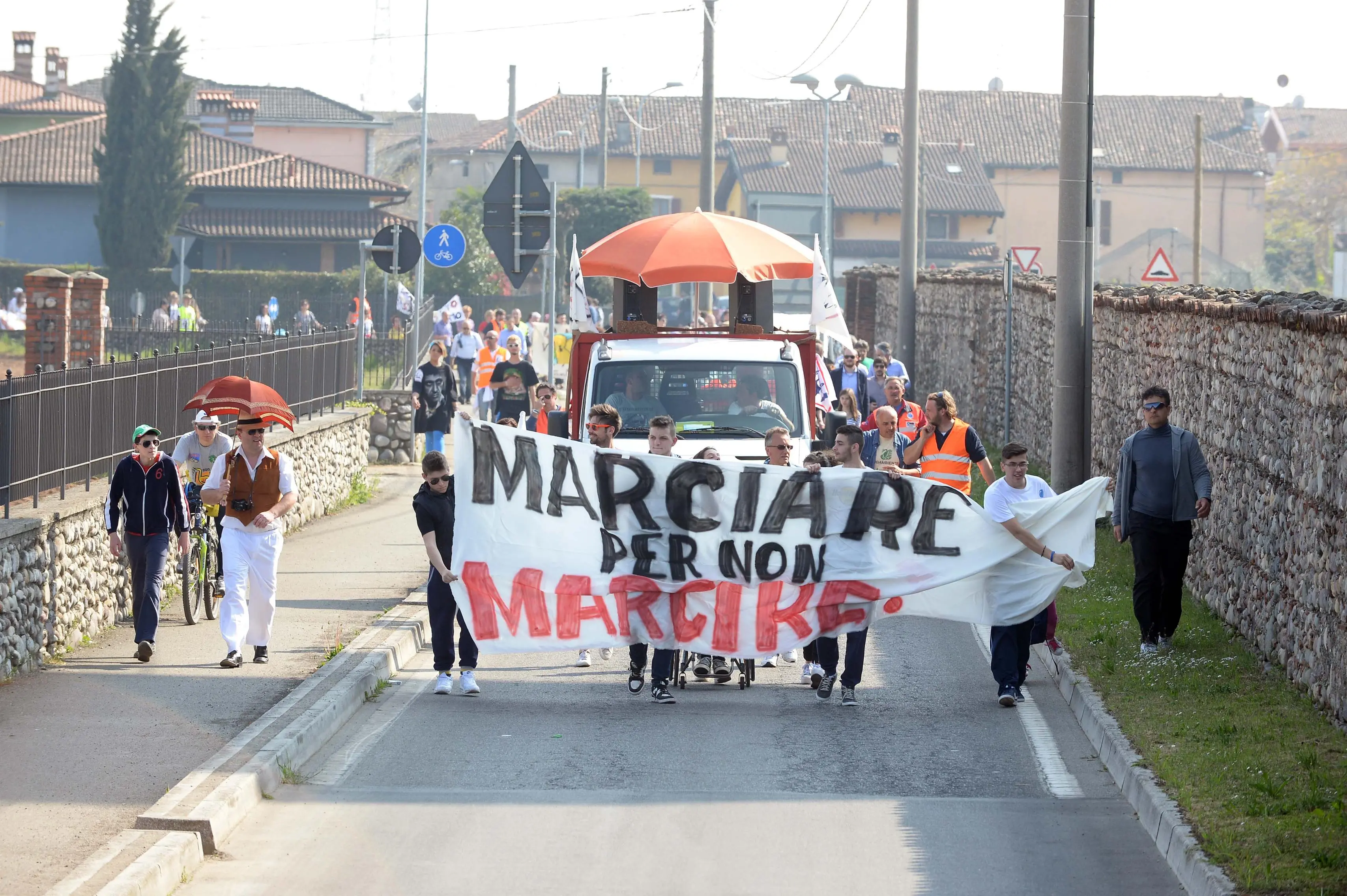 PAESI PROVINCIA BERLINGO MANIFESTAZIONE NO DISCARICA MACOGNA  REDAZIONE PROVINCIA 12-04-2015 GABRIELE STRADA NEW EDEN GROUP