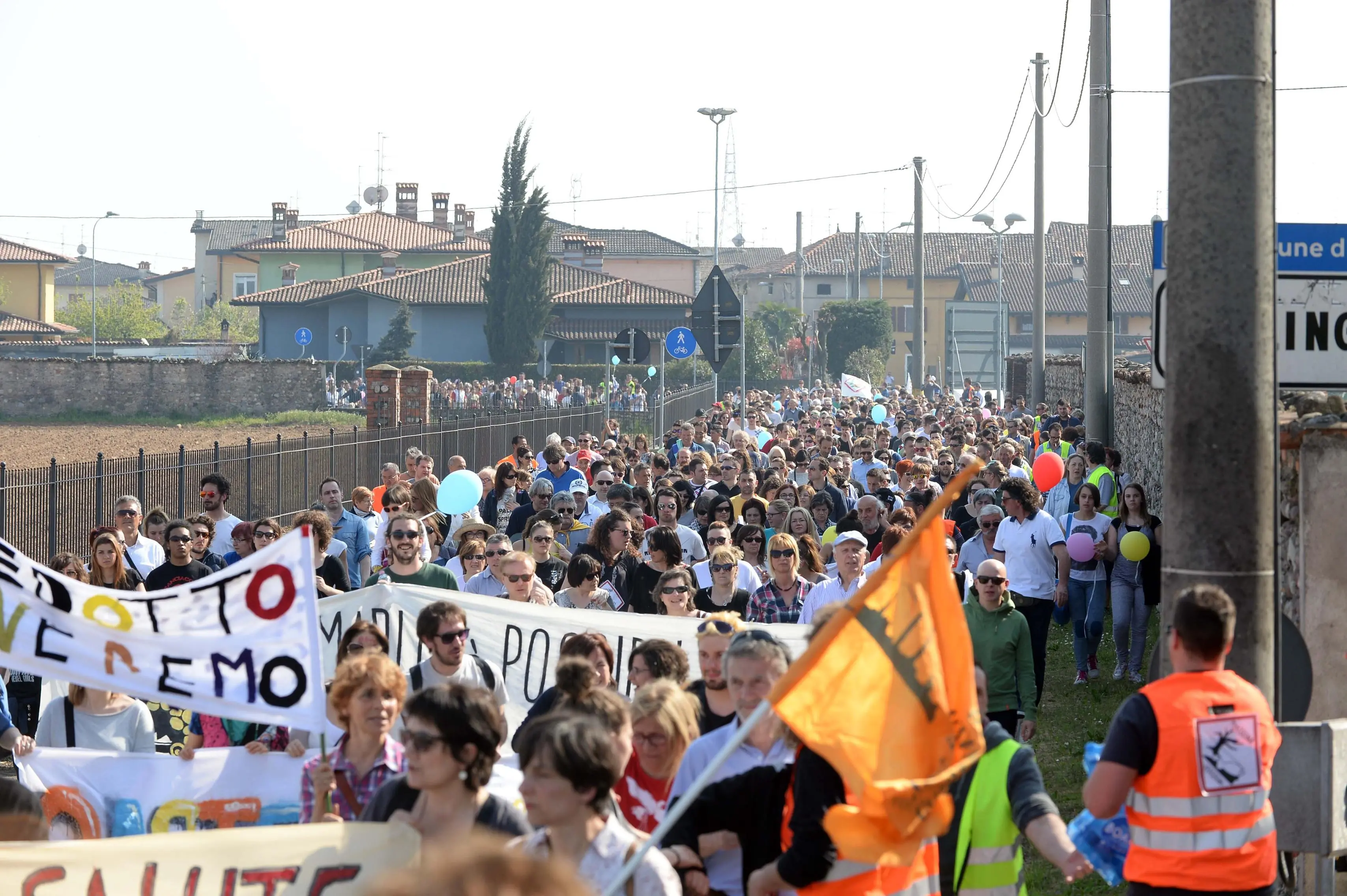In marcia. In alto un’immagine della grande manifestazione per dire no alla Macogna
