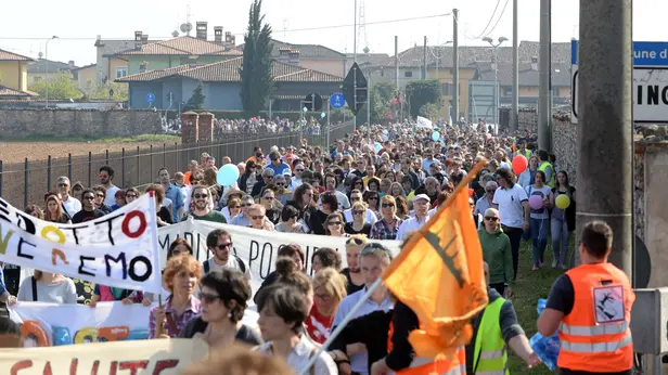 In marcia. In alto un’immagine della grande manifestazione per dire no alla Macogna
