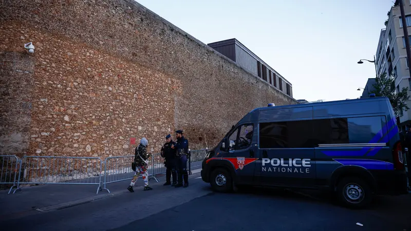 La Polizia penitenziaria fuori dal carcere di Santé - Foto Ansa © www.giornaledibrescia.it