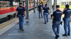 Alcuni agenti di Polizia in stazione a Brescia
