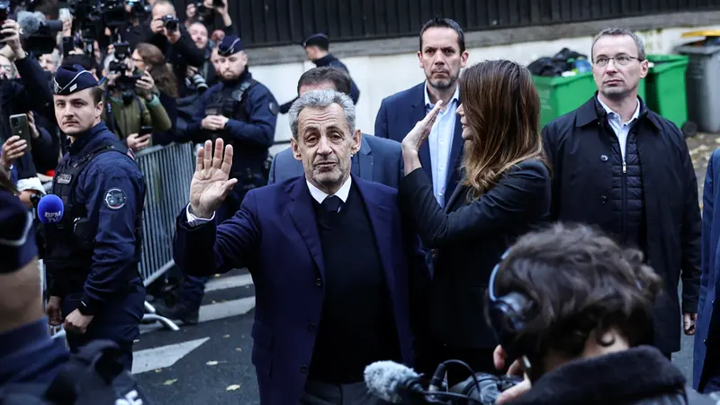 Nicolas Sarkozy e Carla Bruni salutano la folla - Foto Ansa © www.giornaledibrescia.it