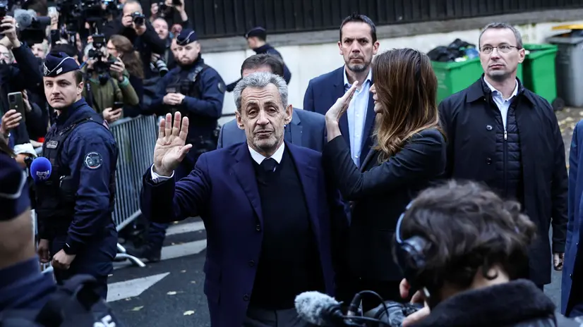 Nicolas Sarkozy e Carla Bruni salutano la folla - Foto Ansa © www.giornaledibrescia.it