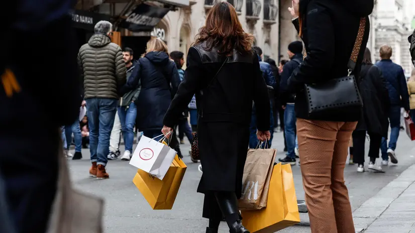 Persone in centro durante la prima giornata di saldi, Roma, 05 Gennaio 2023. ANSA/GIUSEPPE LAMI