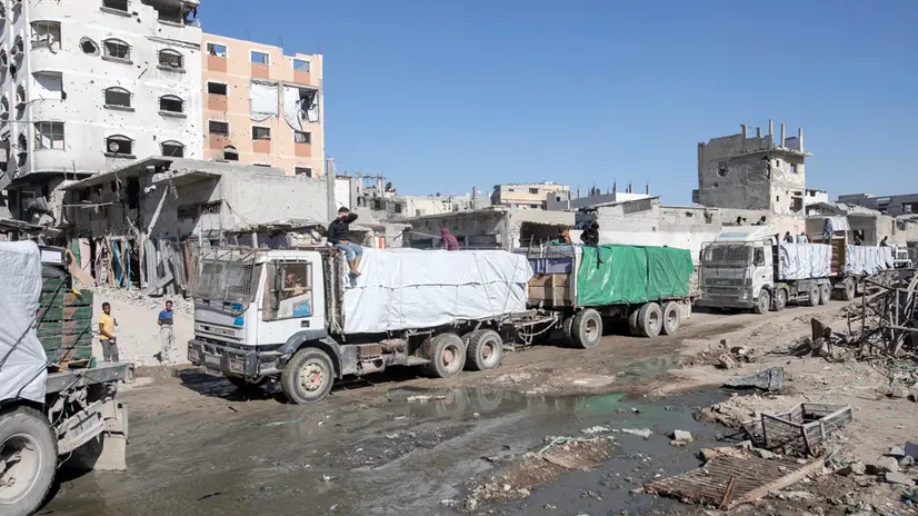 epa12455590 Trucks carrying aid provided by the World Food Programme (WFP) drive in Khan Younis in the southern Gaza Strip, 15 October 2025. EPA/HAITHAM IMAD