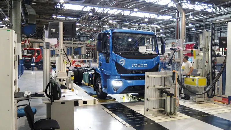 Controllo a fine linea su un Eurocargo nello stabilimento di Brescia, 2015 - Foto courtesy Fondazione Negri
