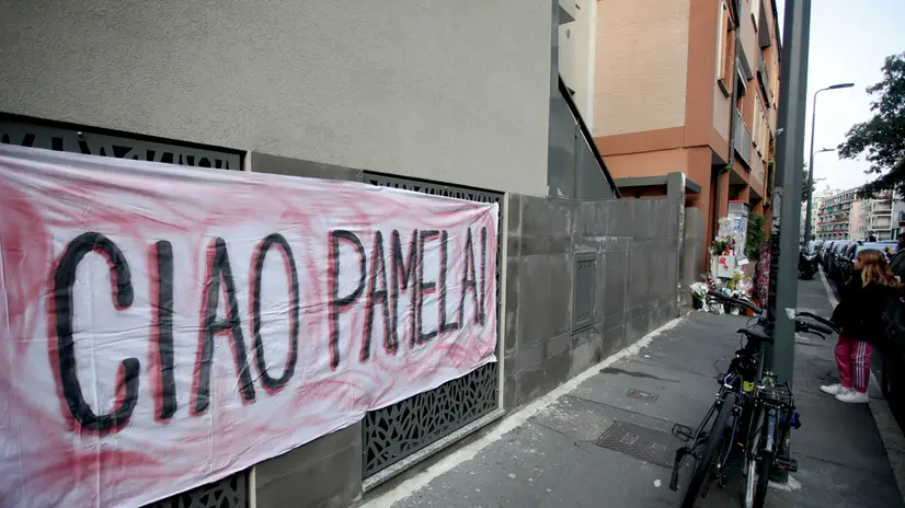 Fiaccolata per Pamela Genini nel quartiere Gorla a Milano, 19 ottobre 2025. ANSA/MOURAD BALTI TOUATI