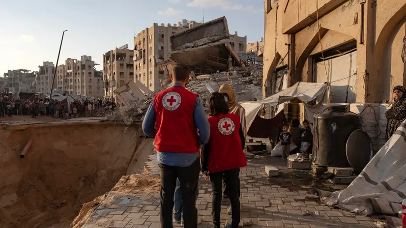 epa12460762 Red Cross workers arrive at the site where members of the Al-Qassam Brigades, the military wing of the Hamas movement, are searching for the bodies of Israeli hostages in an area in Hamad City, Khan Younis, in the southern Gaza Strip, 17 October 2025. EPA/HAITHAM IMAD