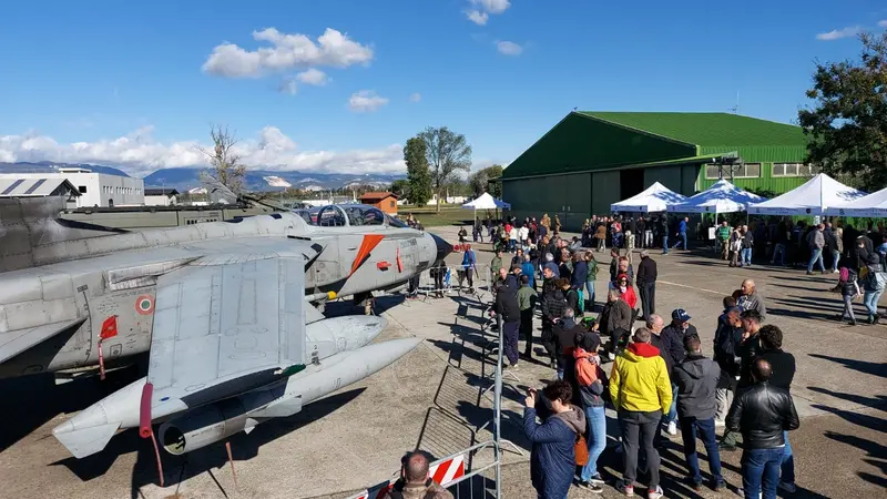 Visitatori ammirano da vicino un aereo