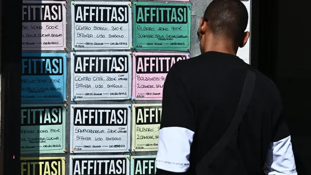 Cartelli per pubblicizzare appartamenti in affitto - © www.giornaledibrescia.it