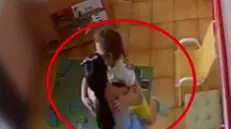 FRAME l'ultimo abbraccio tra la madre e la bimba uccisa