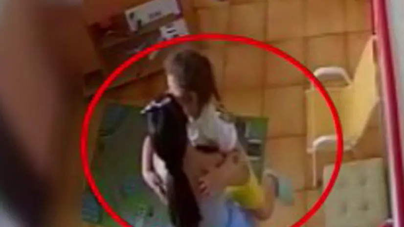 FRAME l'ultimo abbraccio tra la madre e la bimba uccisa