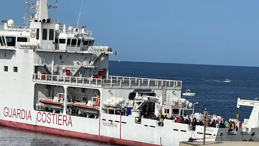 Trasferimento di migranti da Lampedusa con la nave della guardia costiera dattilo, Lampedusa, 15 luglio 2023. Oltre ottocento migranti sono stati trasferiti due giorni fa. ANSA/ ELIO DESIDERIO