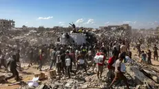 Gazawi a Khan Yunis attorno a un camion di aiuti umanitari - Foto Ansa © www.giornaledibrescia.it