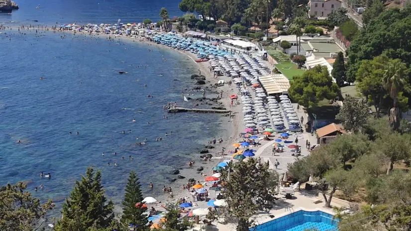 Ombrelloni aperti a Taormina Isolabella e Mazzarò, 09 agosto 2024. Sciopero dei balneari a macchia di leopardo in Sicilia: ombrelloni aperti sulla costa del Palermitano, ma anche a Giardini Naxos e a Taormina, con quale eccezione a Mazzarò, ma non all'Isolabella, e nel Siracusano; chiusi alla Plaia di Catania, nell'Agrigentino e Mazara del Vallo, nel Trapanese. ANSA