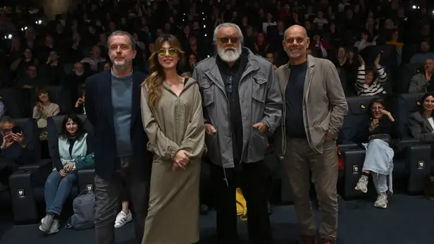 SPETTACOLI BRESCIA IL REGNO DEL CINEMA SALA OZ PRESENTAZIONE FILM LA VITA VA COSI' CON VIRGINIA GABRIELE DIEGO ABATANTUOMO E IL REGISTA RICCARDO MILANI NELLA FOTO VIRGINIA GABRIELE DIEGO ABATANTUOMO E IL REGISTA RICCARDO MILANI 21/10/2025 newreporter©favretto