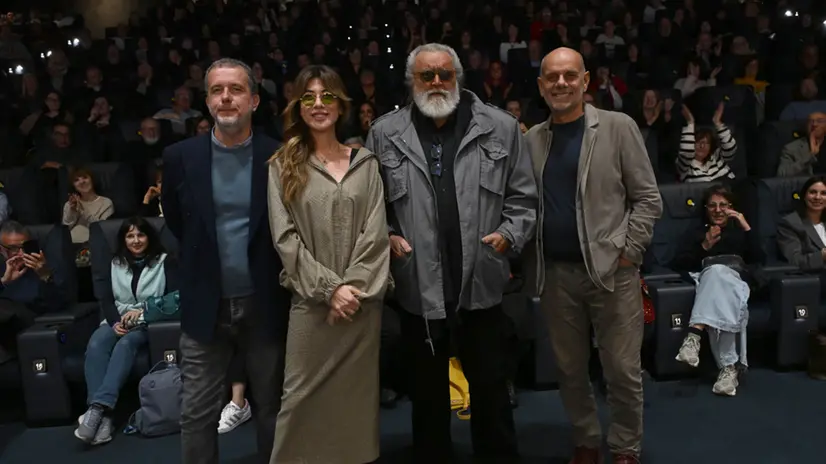 SPETTACOLI BRESCIA IL REGNO DEL CINEMA SALA OZ PRESENTAZIONE FILM LA VITA VA COSI' CON VIRGINIA GABRIELE DIEGO ABATANTUOMO E IL REGISTA RICCARDO MILANI NELLA FOTO VIRGINIA GABRIELE DIEGO ABATANTUOMO E IL REGISTA RICCARDO MILANI 21/10/2025 newreporter©favretto