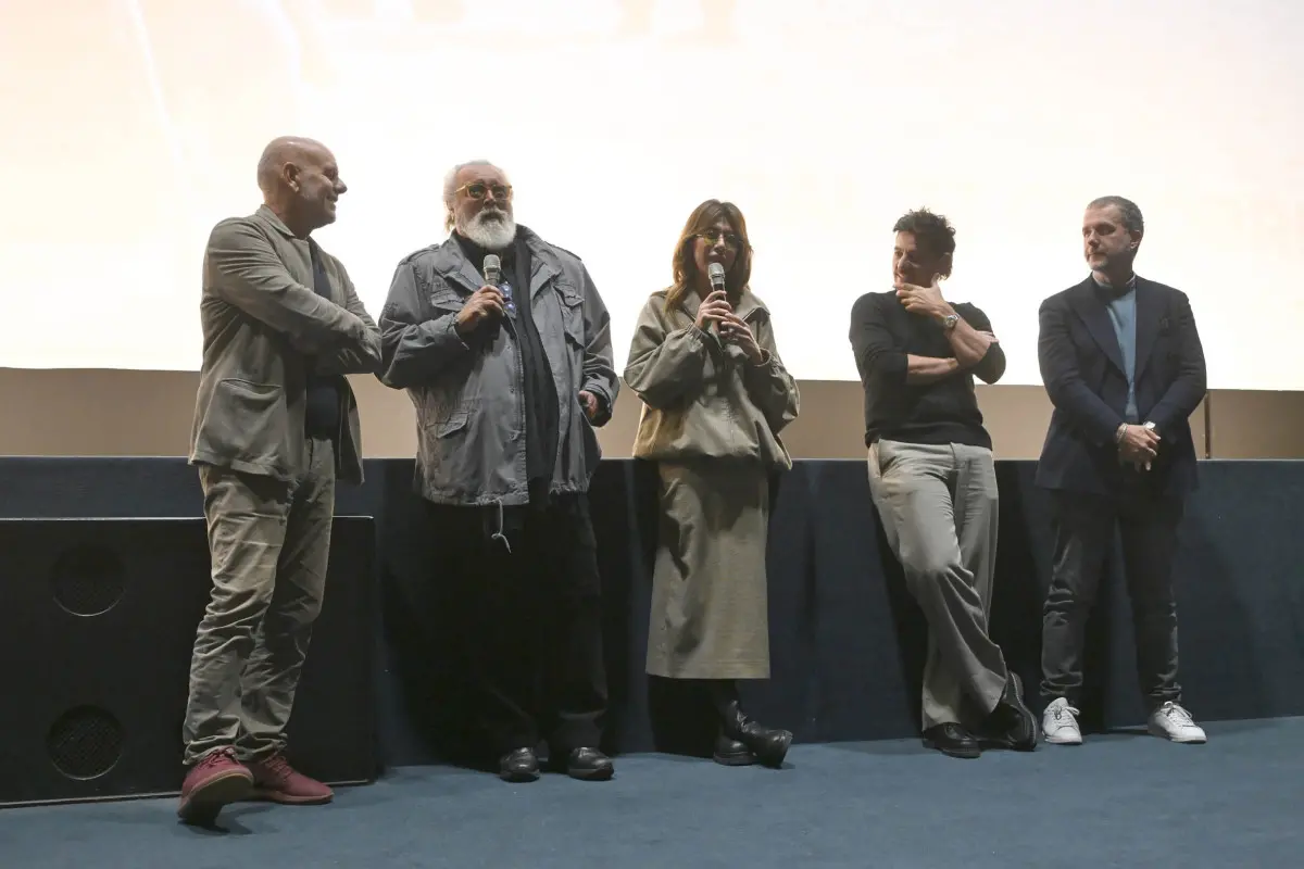 SPETTACOLI BRESCIA IL REGNO DEL CINEMA SALA OZ PRESENTAZIONE FILM LA VITA VA COSI' CON VIRGINIA GABRIELE DIEGO ABATANTUOMO E IL REGISTA RICCARDO MILANI NELLA FOTO VIRGINIA GABRIELE DIEGO ABATANTUOMO E IL REGISTA RICCARDO MILANI 21/10/2025 newreporter©favretto
