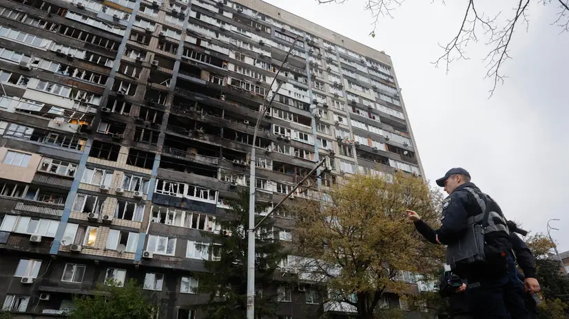 epa12444076 Ukrainian policemen stand near a damaged residential building after a Russian strike in Kyiv, Ukraine, 10 October 2025, amid the ongoing Russian invasion. According to the Ministry of Energy of Ukraine, Russian missile and drone attacks on energy facilities left a significant number of consumers without power in several Ukrainian cities. EPA/SERGEY DOLZHENKO