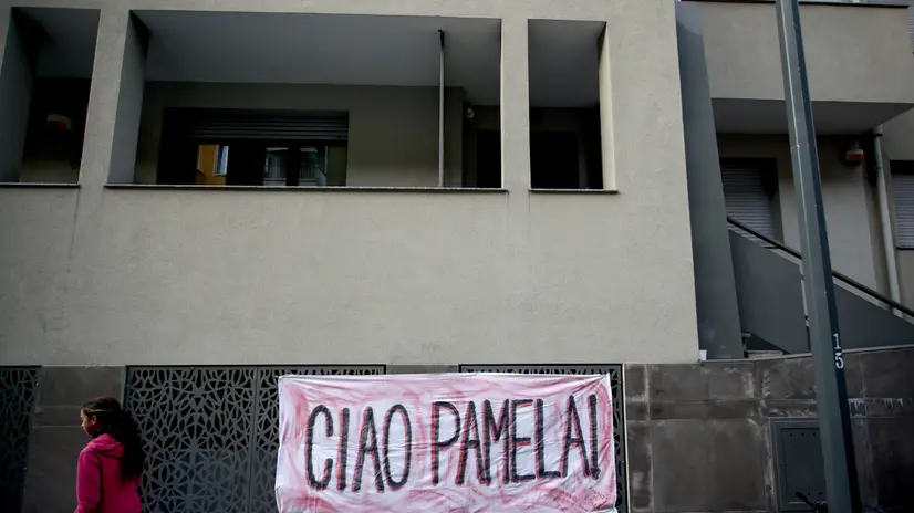 Fiaccolata per Pamela Genini nel quartiere Gorla a Milano, 19 ottobre 2025. ANSA/MOURAD BALTI TOUATI