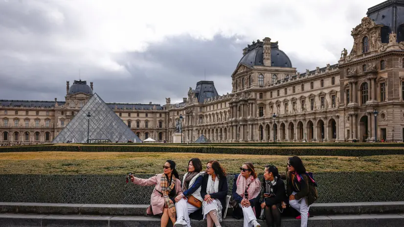 epa12466943 Visitors stand outside a closed Louvre Museum a day after a robbery in Paris, France, 20 October 2025. The Louvre Museum was targeted in a robbery by several criminals who smashed windows to steal eight priceless royal pieces of jewelry on 19 October. The Louvre remains closed for a second day running. French Culture Minister Rachida Dati called it 'an attack on France’s cultural heritage.' EPA/YOAN VALAT