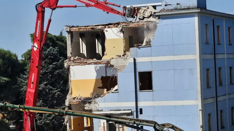 La demolizione della vecchia struttura
