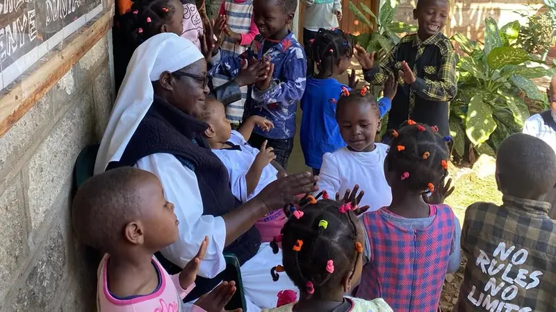 Suor Anselmina con i bambini dell'orfanotrofio di Nkabune