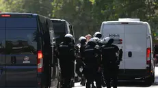 epa12214990 Riot police officers prepare to disperse a blockade organized by students and anti-government demonstrators in Belgrade, Serbia, 04 July 2025. University students and anti-government demonstrators are demanding snap elections and release of detained protesters. EPA/ANDREJ CUKIC