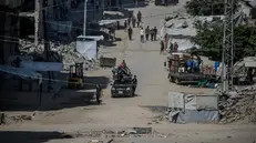 epa12357276 Internally displaced Palestinians move with their belongings prior to an Israeli air strike in Gaza City, 06 September 2025. Israel announced on 06 September to have struck another high rise building in Gaza City. According to an UNRWA Situation Report published on 27 August, 86.5 percent of the Gaza Strip remained within the Israeli-militarized zone, under displacement orders, or where these overlap. EPA/MOHAMMED SABER