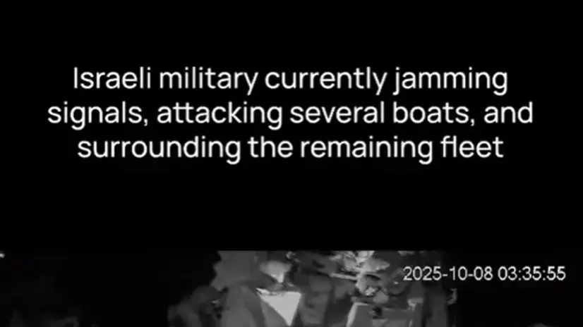 Un frame dal video pubblicato sui social della Global Sumud Flotilla mostra un momento dell'"attacco" di questa notte alle imbarcazioni della nuova Flotilla diretta a Gaza, con uno dei militari israeliani a bordo armato, 8 ottobre 2025 X /GlobalSumud +++ ATTENZIONE: L'ANSA NON POSSIEDE I DIRITTI DI QUESTA FOTO CHE NON PUO' ESSERE PUBBLICATA SENZA L'AUTORIZZAZIONE DELLA FONTE DI ORIGINE CUI SI RINVIA +++ NPK +++