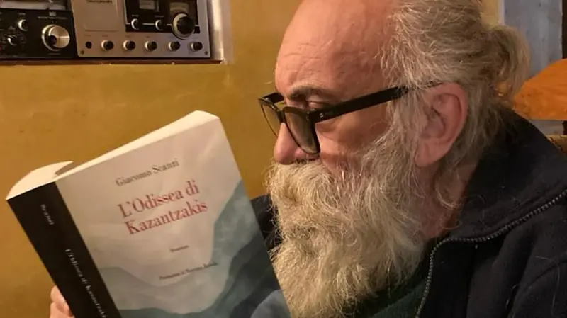 Giacomo Scanzi con una copia di L'Odissea di Kazantzakis