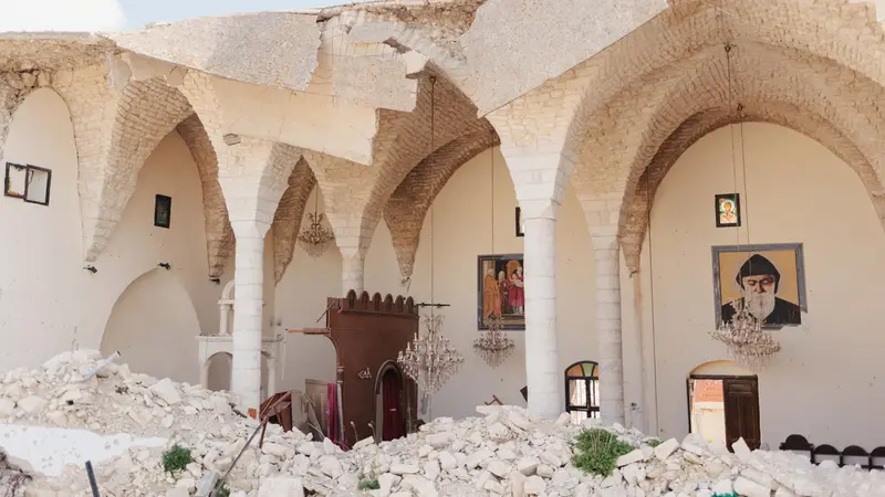 Una chiesa distrutta dai bombardamenti a Yaroun nel sud del Libano