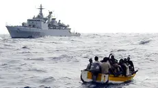 Un'immagine della Guardia costiera italiana che soccorre un barcone di migranti - Immagine d'archivio