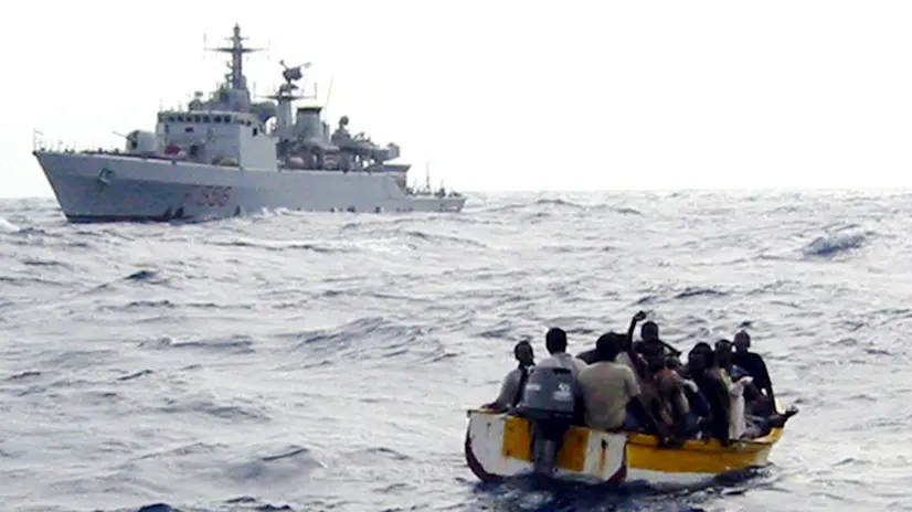 Un'immagine della Guardia costiera italiana che soccorre un barcone di migranti - Immagine d'archivio